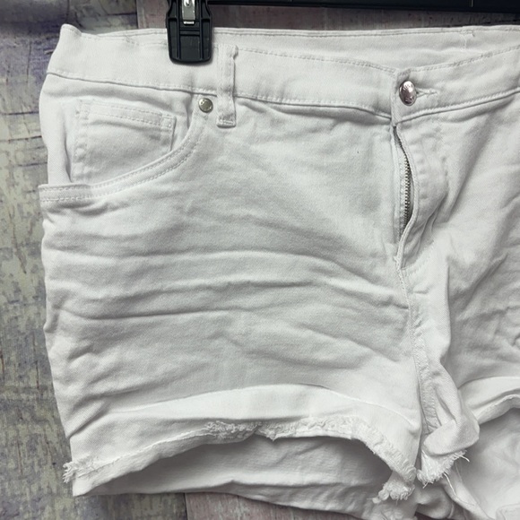 In brand new condition Woman’s Venus jean shorts - Picture 2 of 11